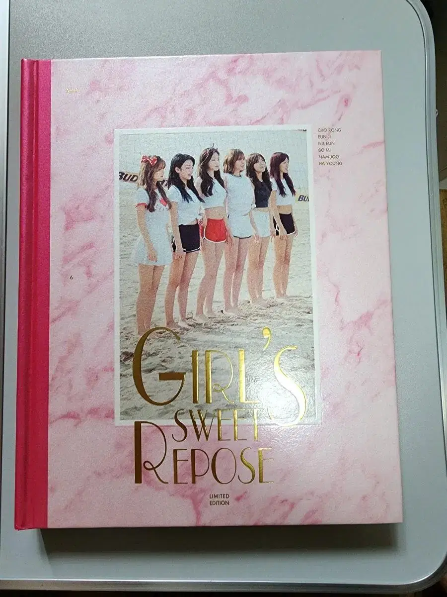 Idol girl group apink photobook sells