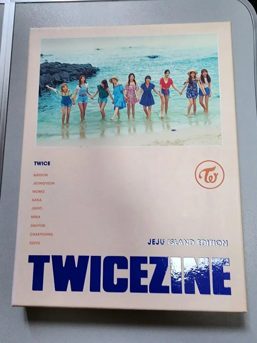 Idol girl group twice photobook sells