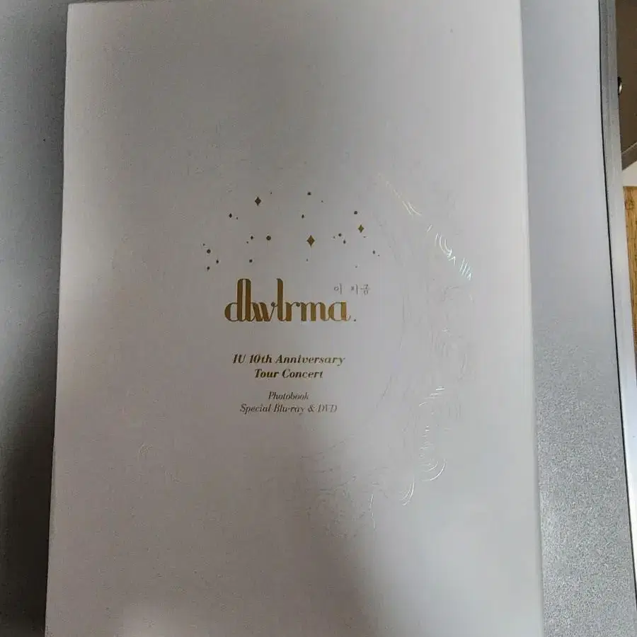 아이유 2018 DVD 블루레이 팝니다