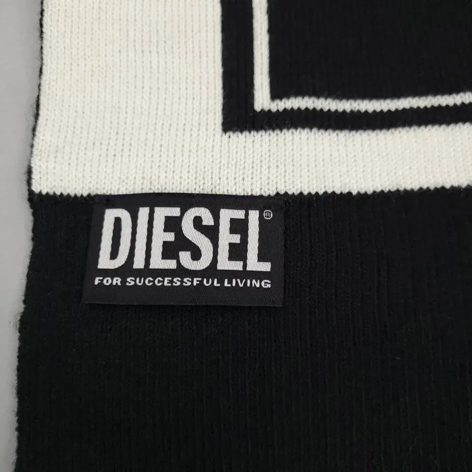 DIESEL 디젤 블랙 화이트 박스패턴 레드 프린팅 아크릴 논테슬 머플러