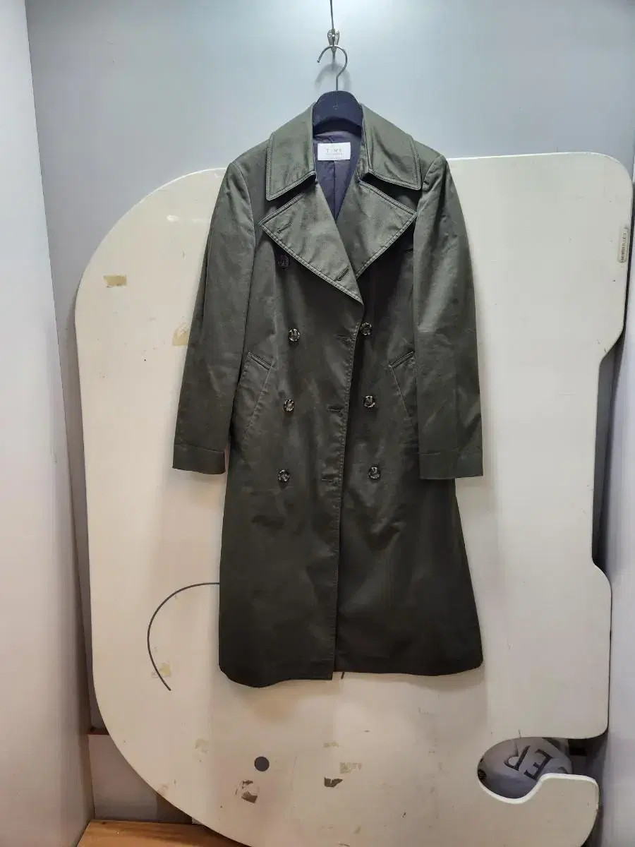 Time-sensitive trench coat