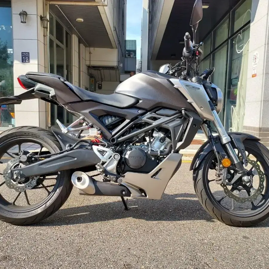 혼다 CB125r 19년식 8천키로 판매합니다.