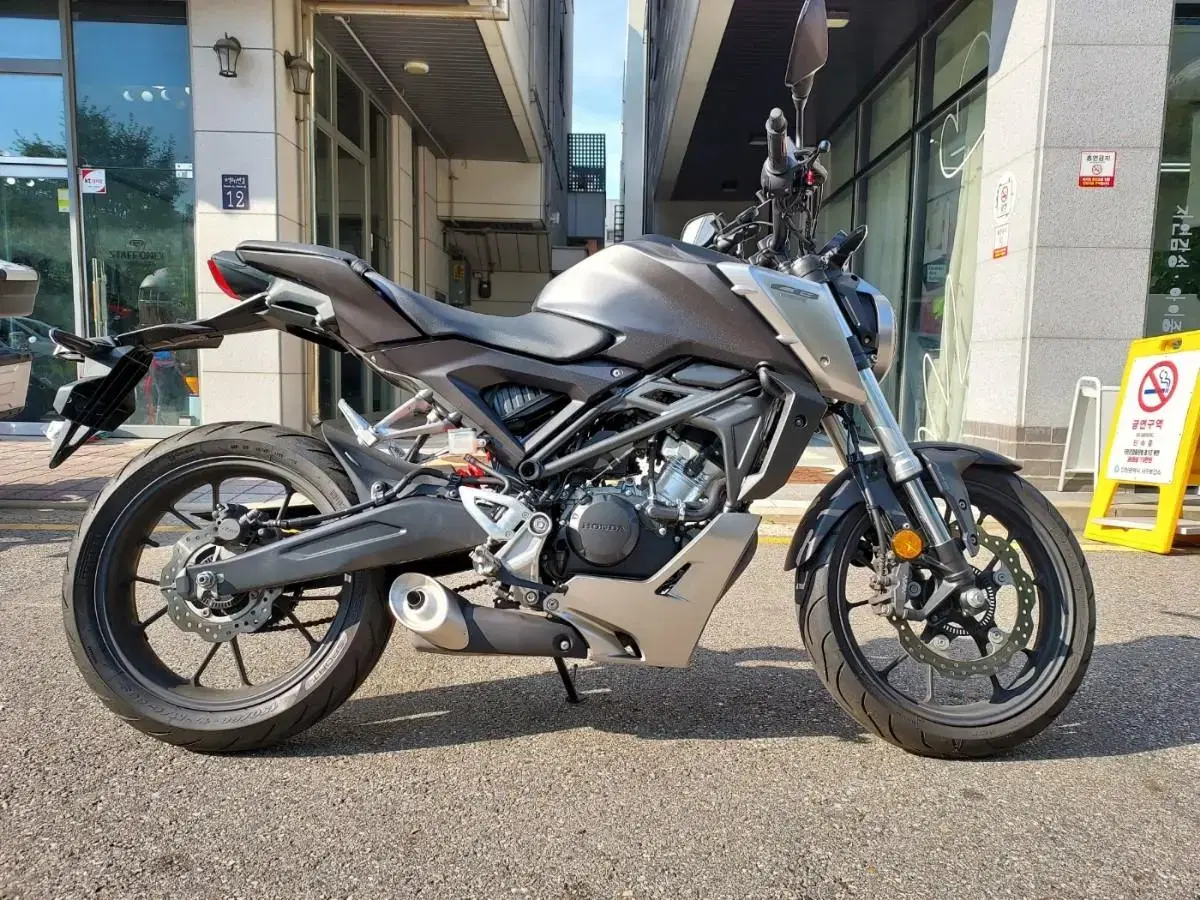 혼다 CB125r 19년식 8천키로 판매합니다.