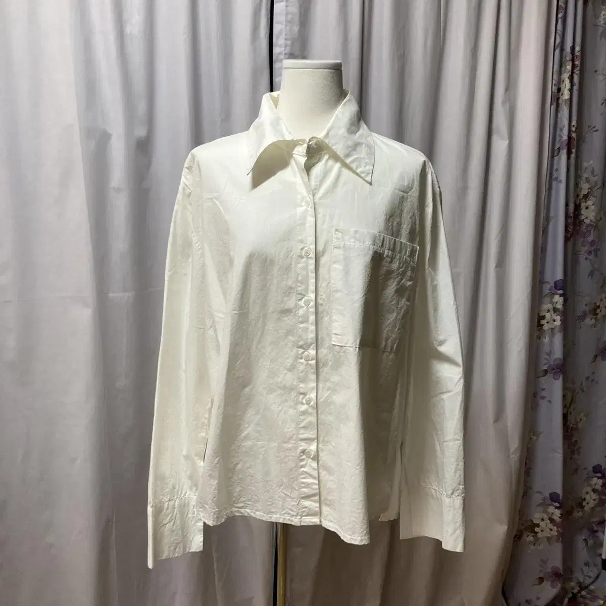 White women's shirt with a wide kara solid material