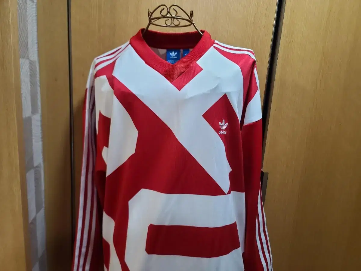 adidas Adidas Oversized Man-to-Man V-Neck Shirt