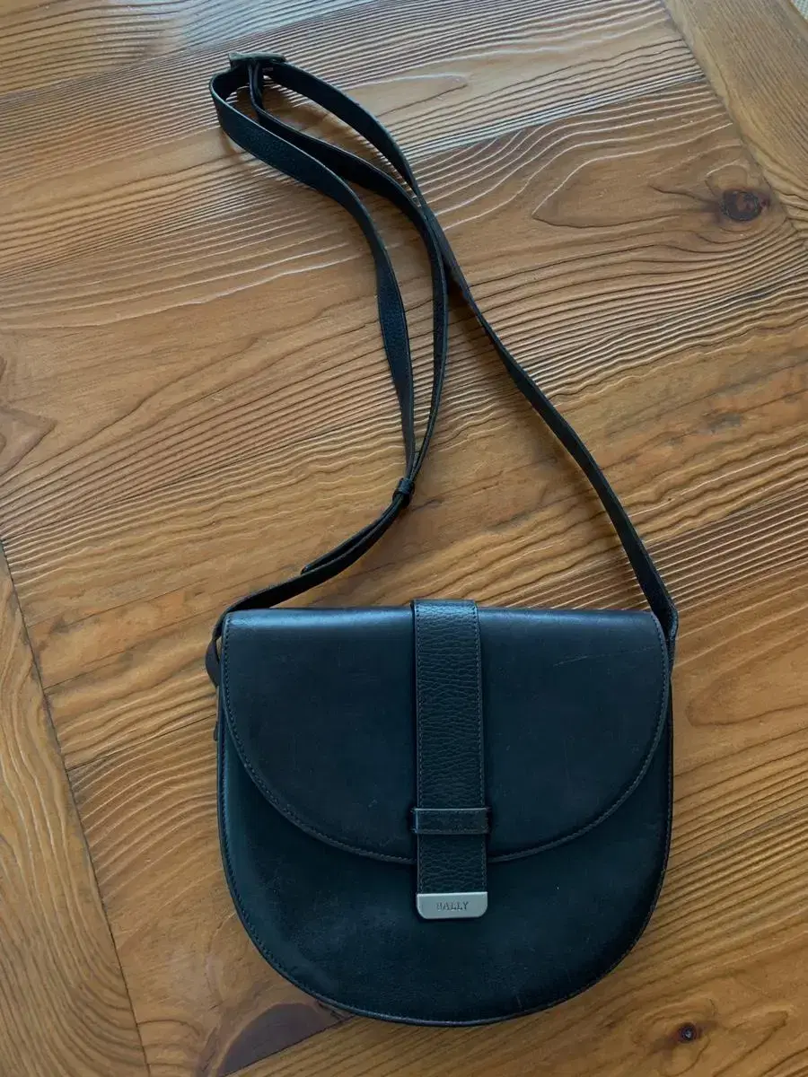 Bali Leather Crossbody Bag Vahn Crossbody Bag