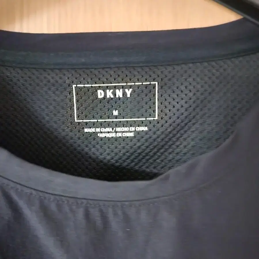 DKNY 나일론 맨투맨 팝니다.