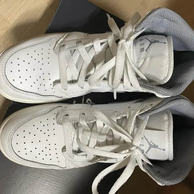 조던 1 미드 화이트 스텔스 Jordan Mid White Stealth