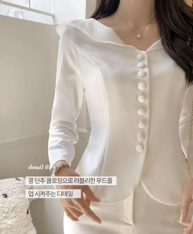 세인트 빅카라 버튼 슬림 긴팔 블라우스