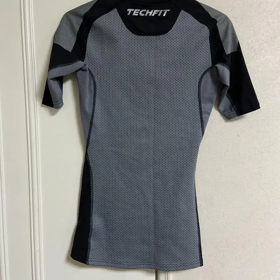 남자 아디다스  techfit 기능복 m