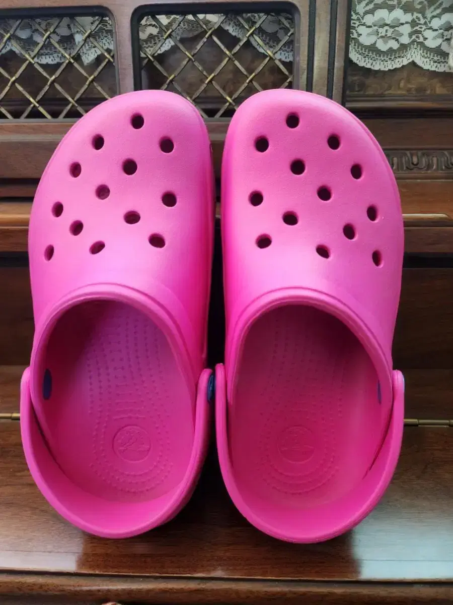 New) Crocs W6 size