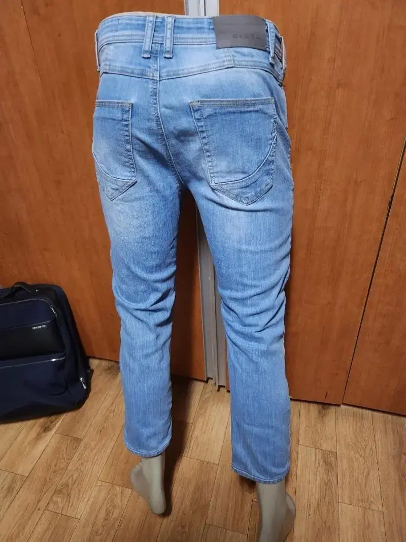 GABBAGabba's jeans are 30 inches.