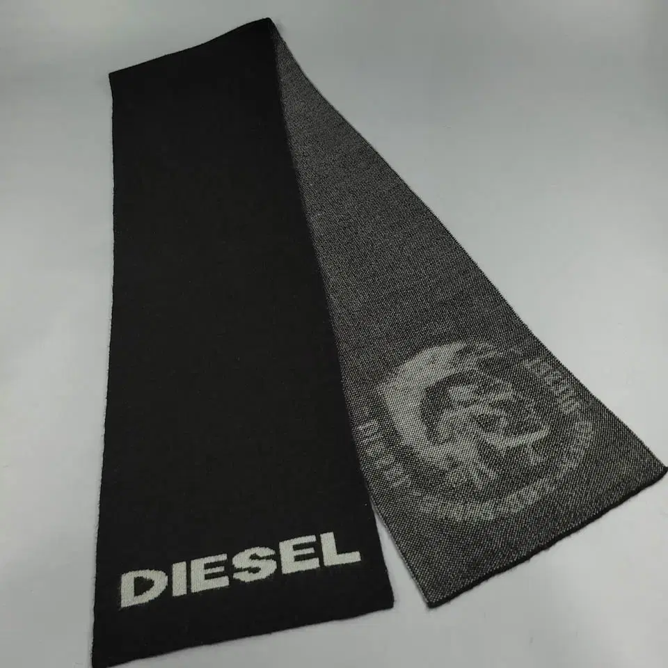 DIESEL 디젤 피그먼트 블랙 그레이 스펠링 브레이브맨 빅패턴 아크릴