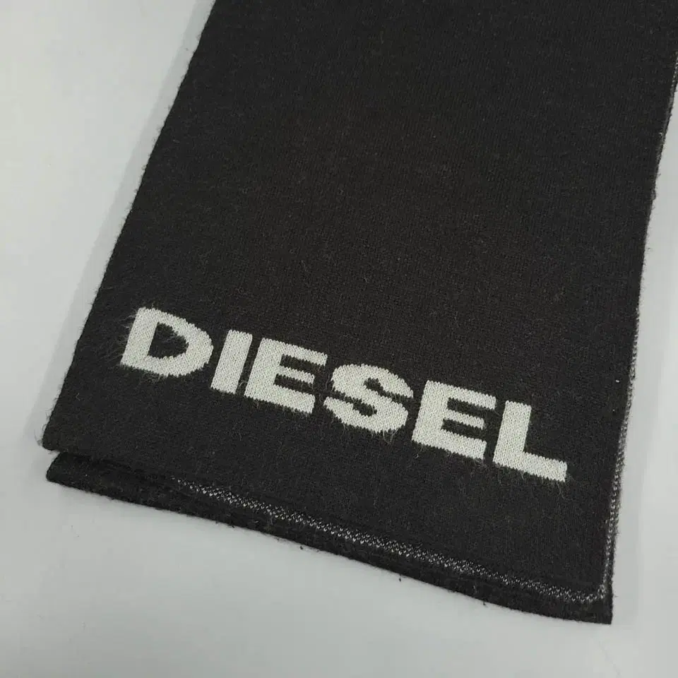 DIESEL 디젤 피그먼트 블랙 그레이 스펠링 브레이브맨 빅패턴 아크릴