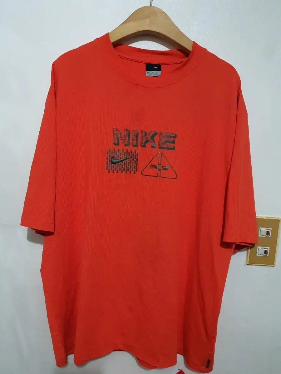 Nike Old School 105 XXL ACG Rubber Print Short Sleeve T-Shirt Used