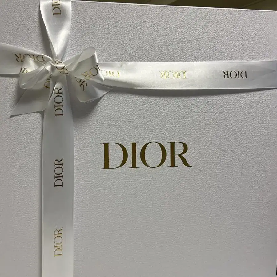 한정판 Dior 북토트 우아한 골드자수 완전 새것/원가4,750,000w