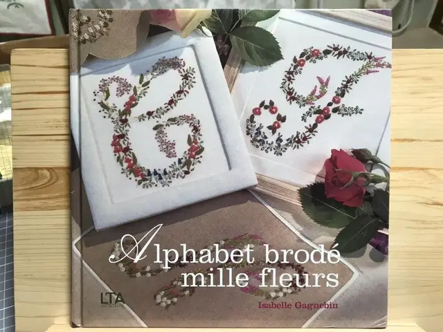 프랑스자수책 Alphabet brode mille fleurs