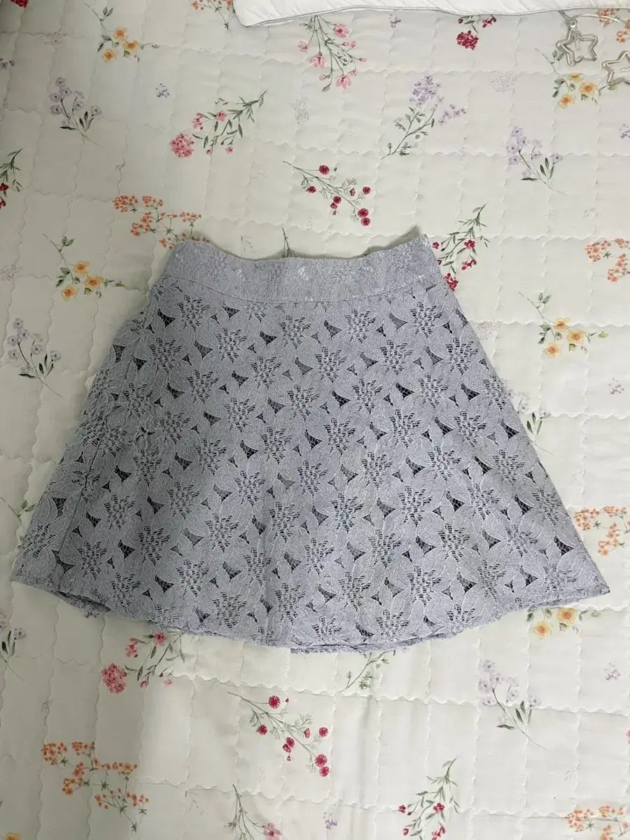 A-line lace banding mini skirt that is prettier when worn