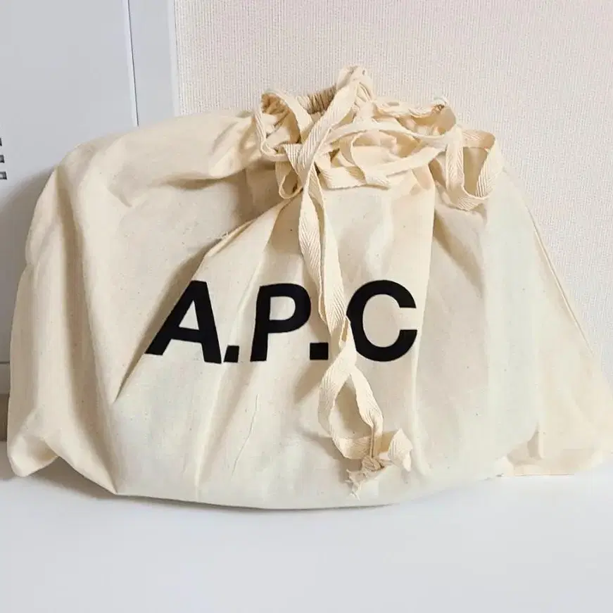 (새제품,택,더스트백) A.P.C 아페쎄 여성 데미룬 하프문 크로스백