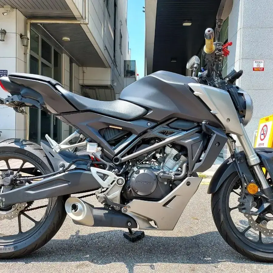 혼다 CB125r 19년식 블랙색상 판매합니다 cb125r