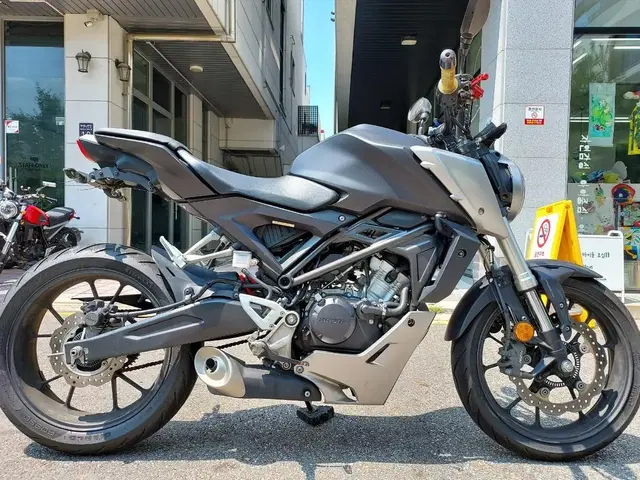 혼다 CB125r 19년식 블랙색상 판매합니다 cb125r