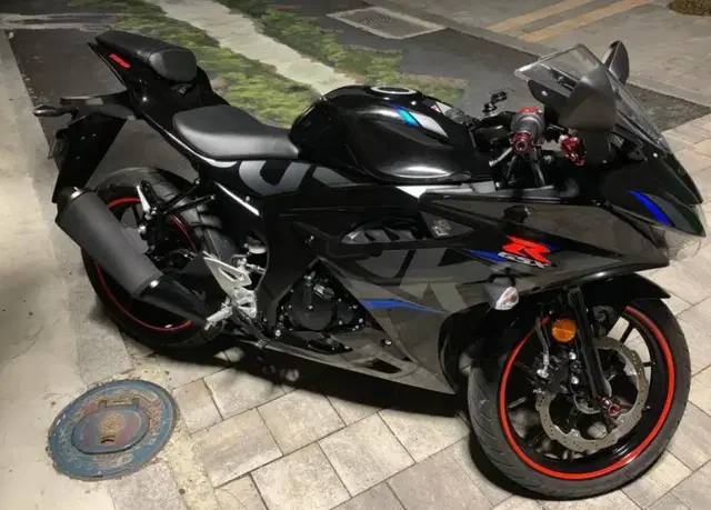 스즈키 GSX-R125 19년식 검/파 차량 판매합니다.