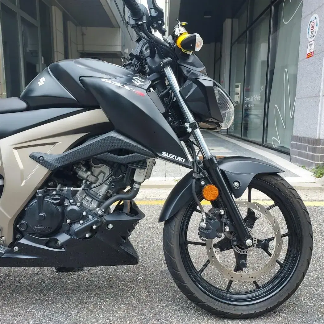 스즈키 GSX-S 2019년형 블랙카울 차량 판매합니다 gsxs125