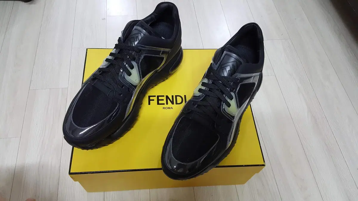 (Further reduction) FENDI Oversole Sneakers Black - US9(270)