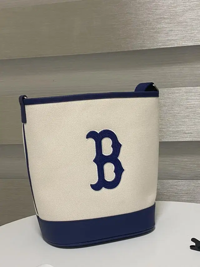 MLB 베이직 빅로고 캔버스 버킷백 BOS Cream