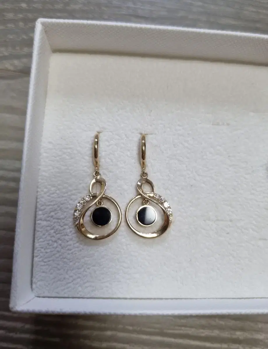 14k Gold and Onyx Earrings