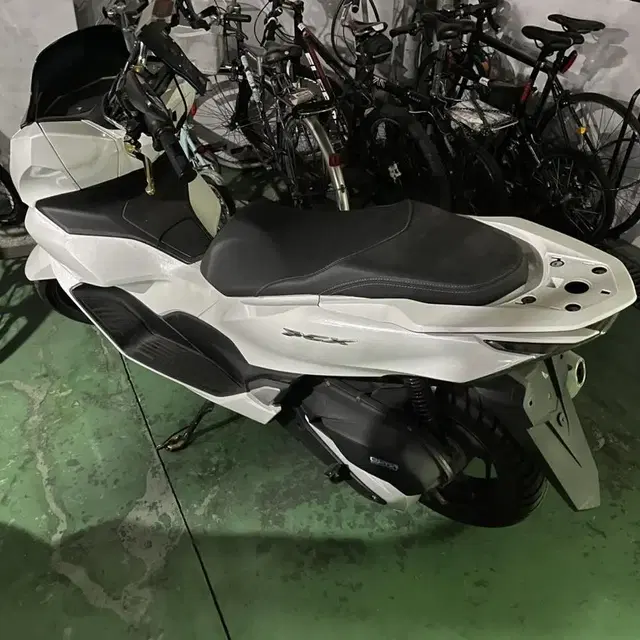 21년식 pcx abs 모델 팝니다.