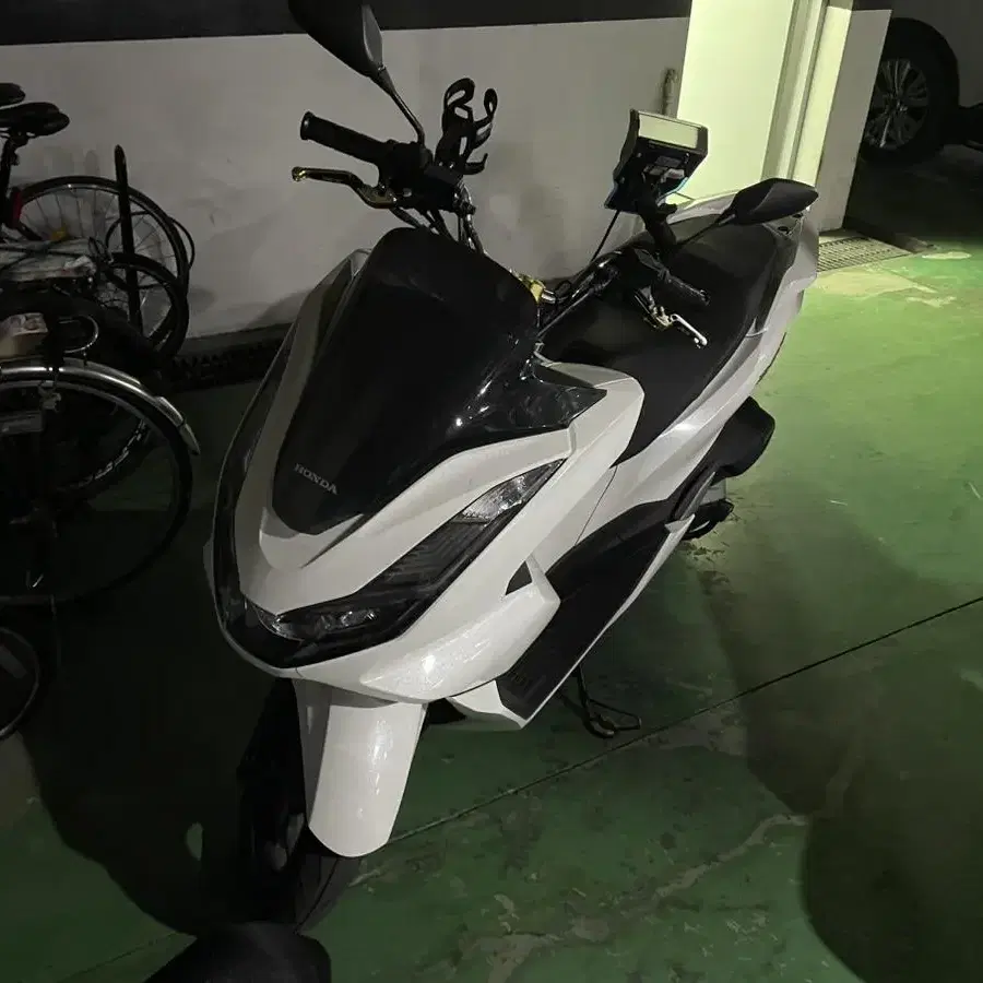 21년식 pcx abs 모델 팝니다.