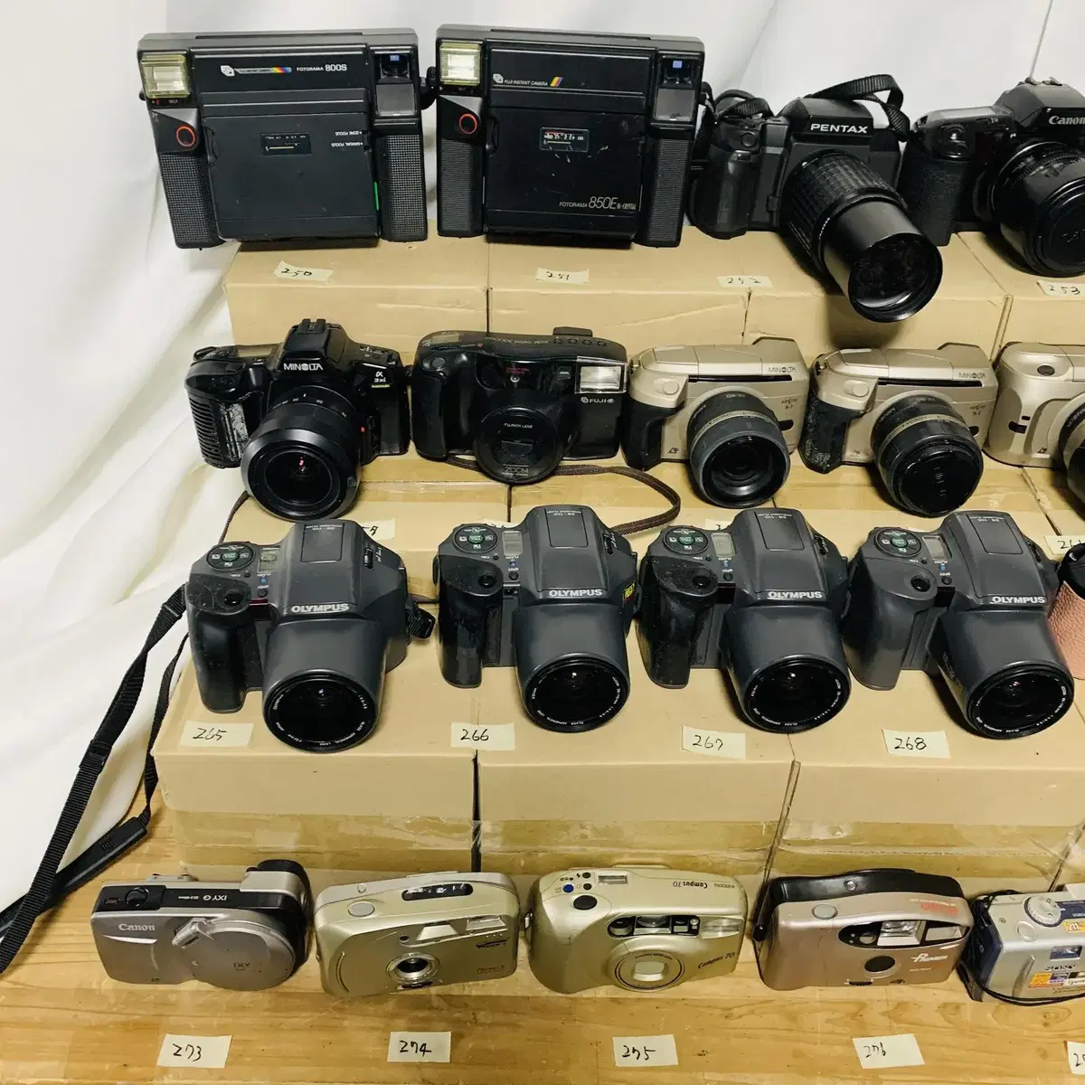 250~281 I sell film cameras , camcorders, cameras, etc.