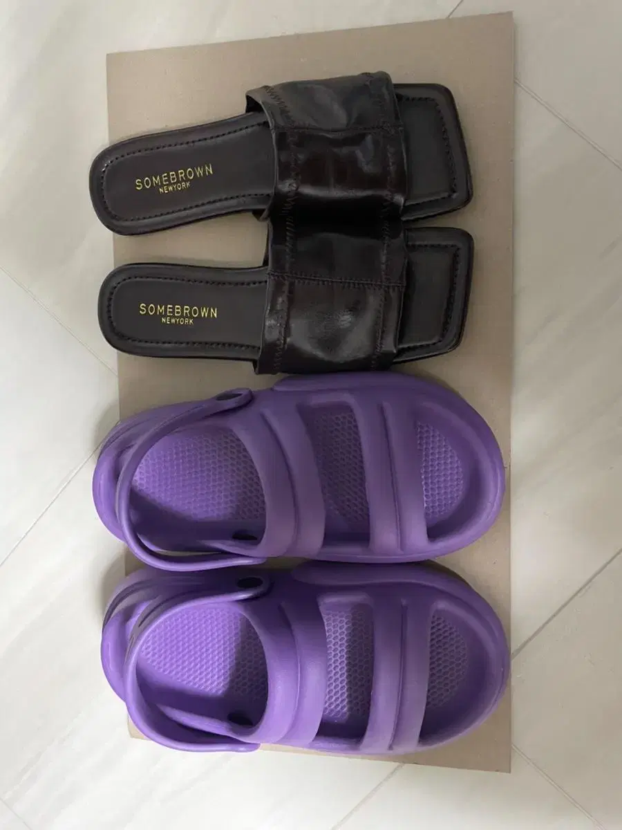 Sell 2 pairs of women's slippers in bulk