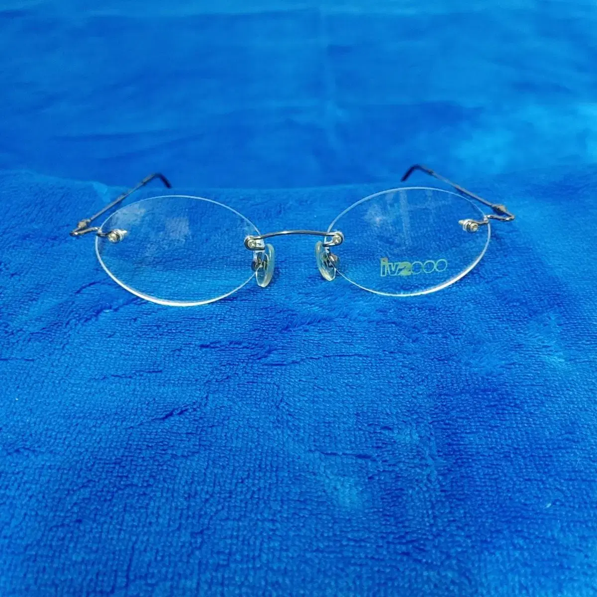 Vintage rimless glasses with dongle