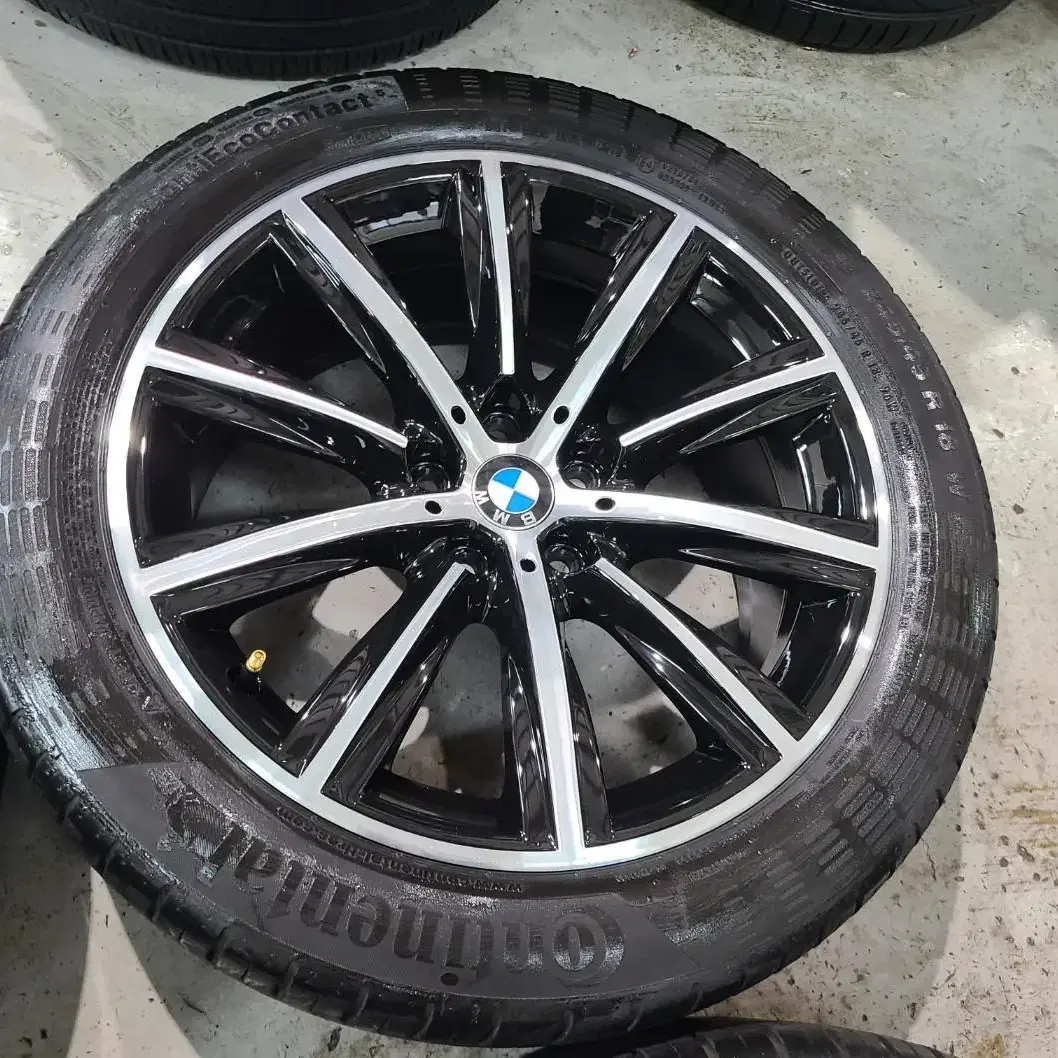 BMW G바디 520D 블랙컷팅 18인치 휠타이어 판매합니다