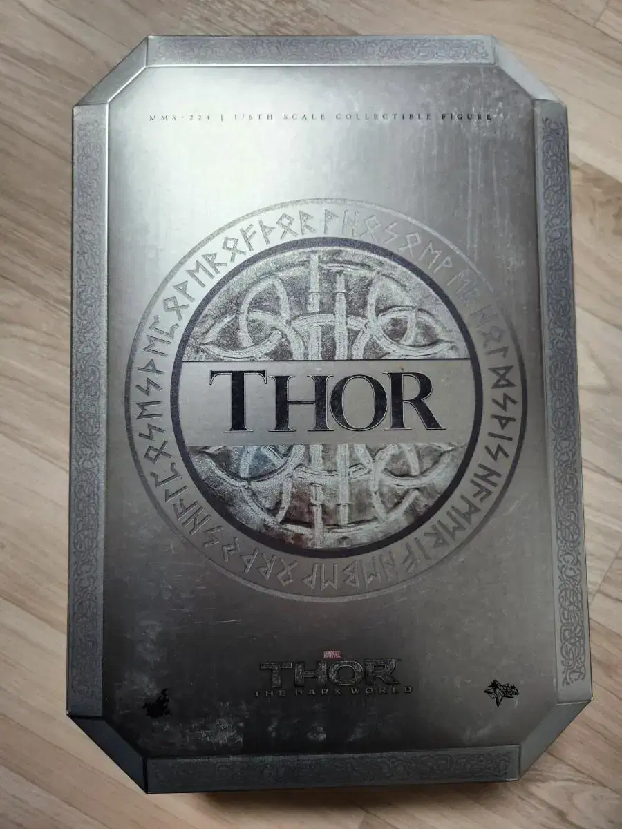 Hot Toys Dark World Thor Armored Version Figure