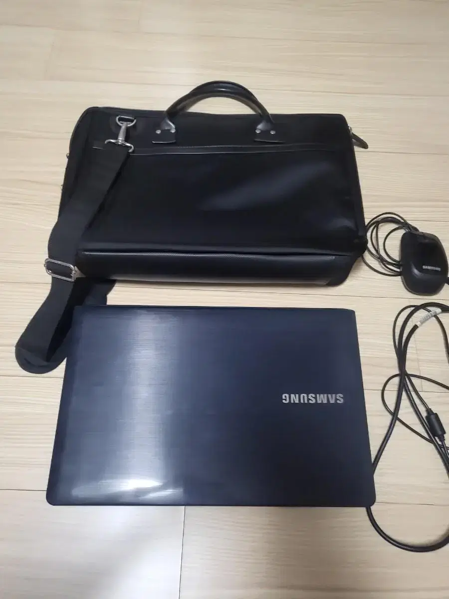 Selling Samsung Notebook NT270E5K-K36S (Samsung Mouse, Samsung Charger, Samsung Bag)