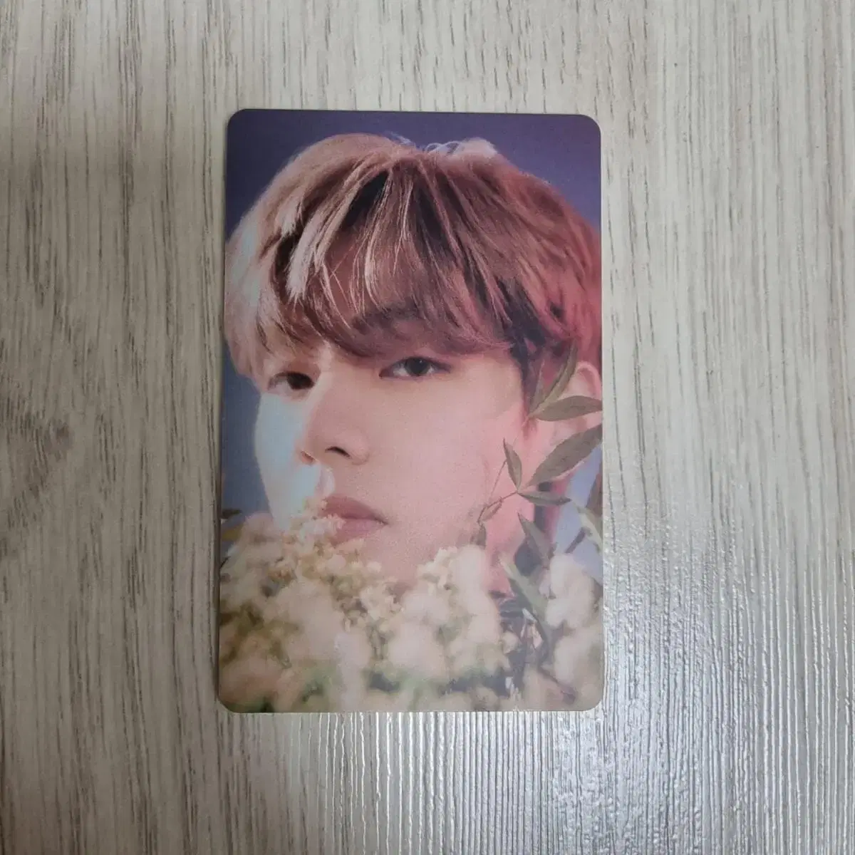 Enter the Hive photocard (BTS V)