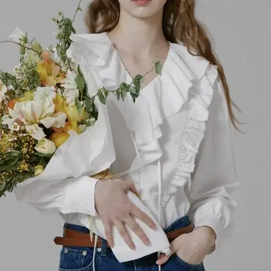 보카바카 Lili Ruffle Blouse_White 단시간1회착용