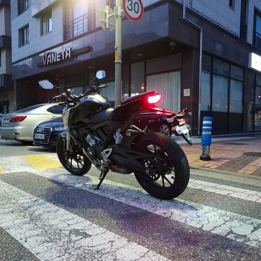 혼다 CB125r 19년식 1만Km  차량 판매합니다 cb125r