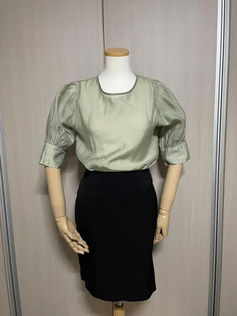 Short-sleeved puff blouse Guest look Office look (M size)