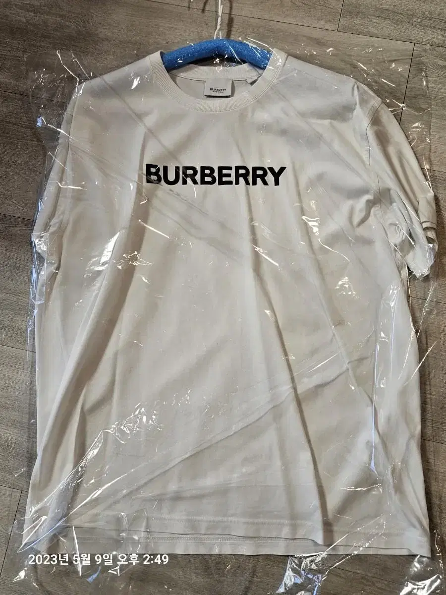 Burberry Front Logo T-shirt S