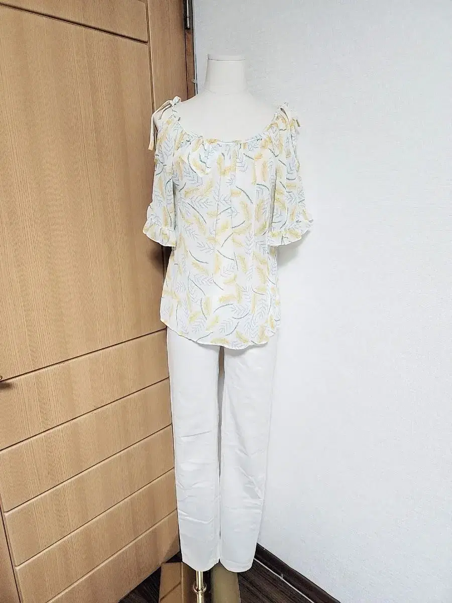 New) NBY shoulder trim blouse freesize