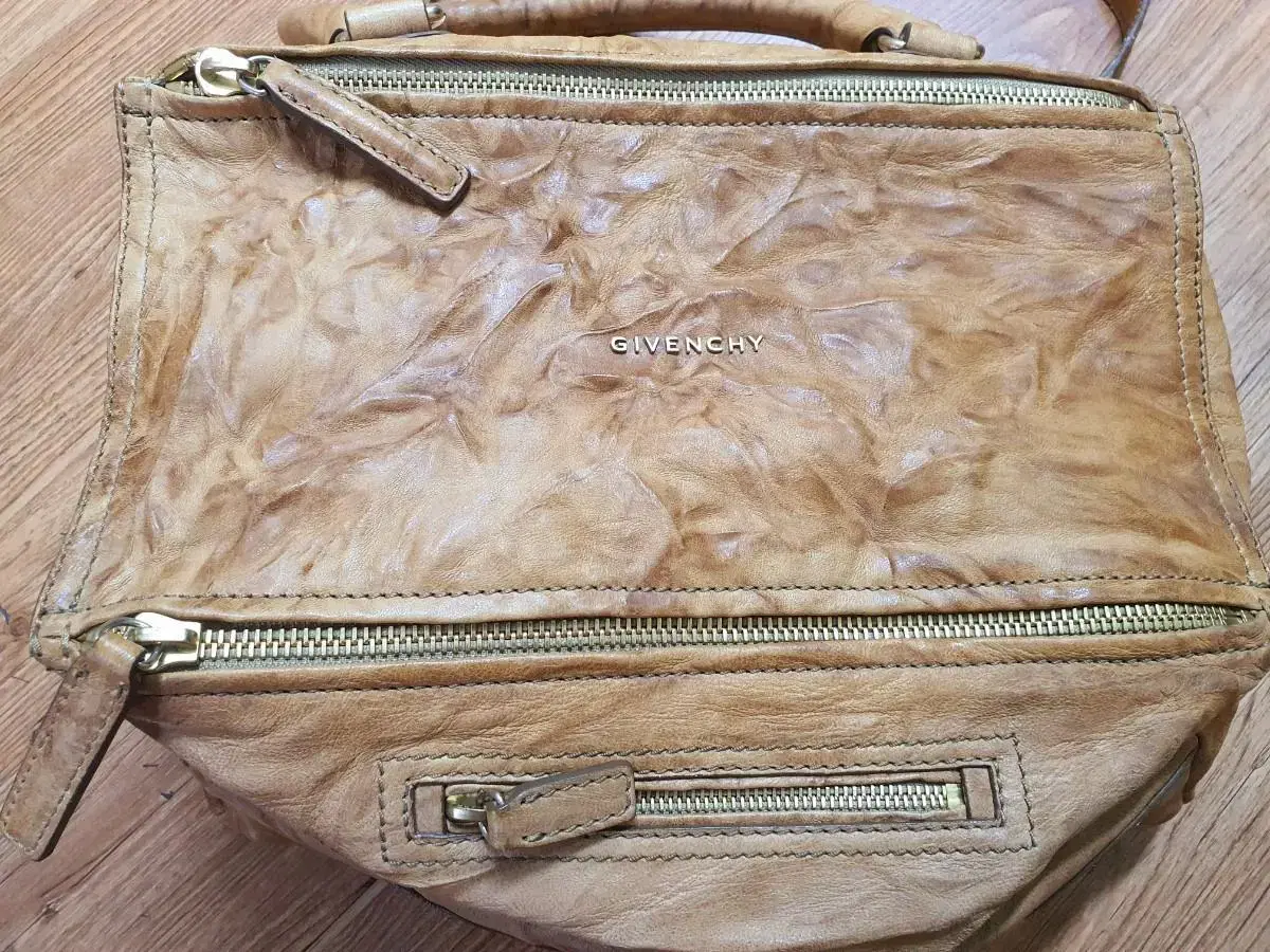 Givenchy Pandora Bag Genuine Medium Communicable