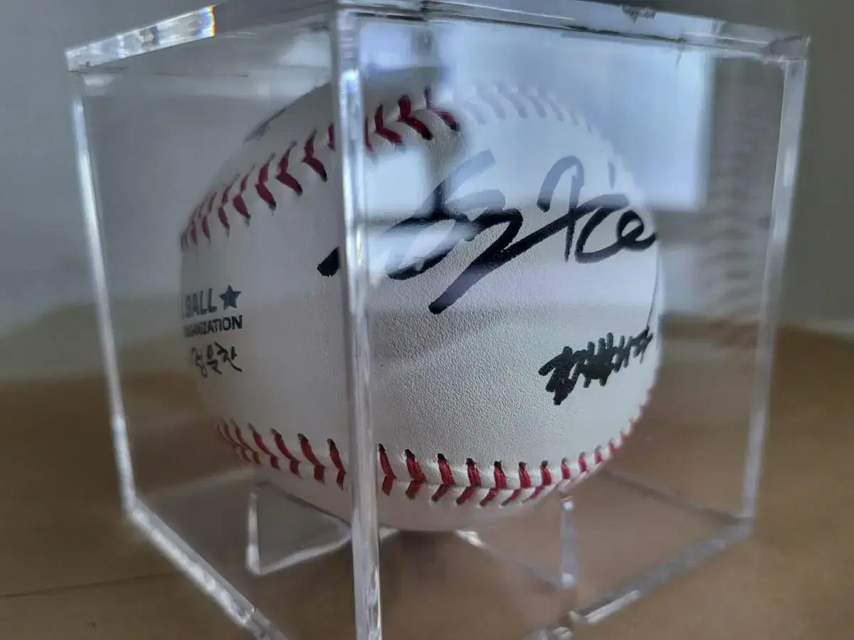 Han SoheeSigned Ballgoods