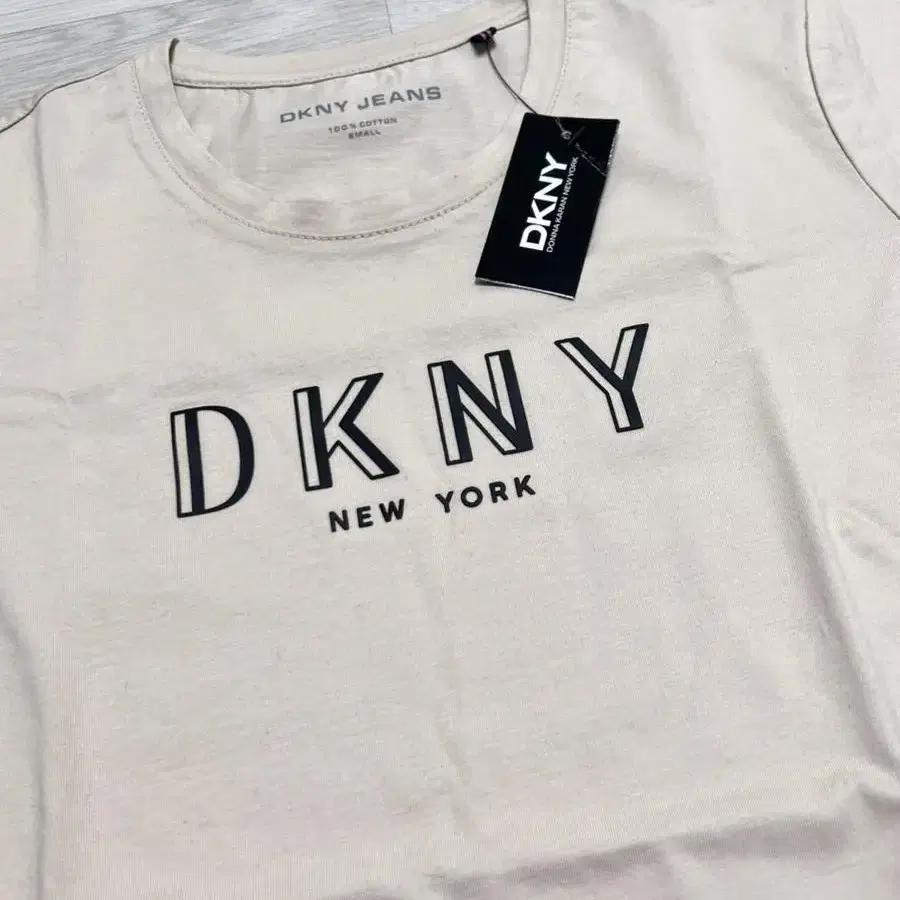 DKNY 여성 반팔 티셔츠