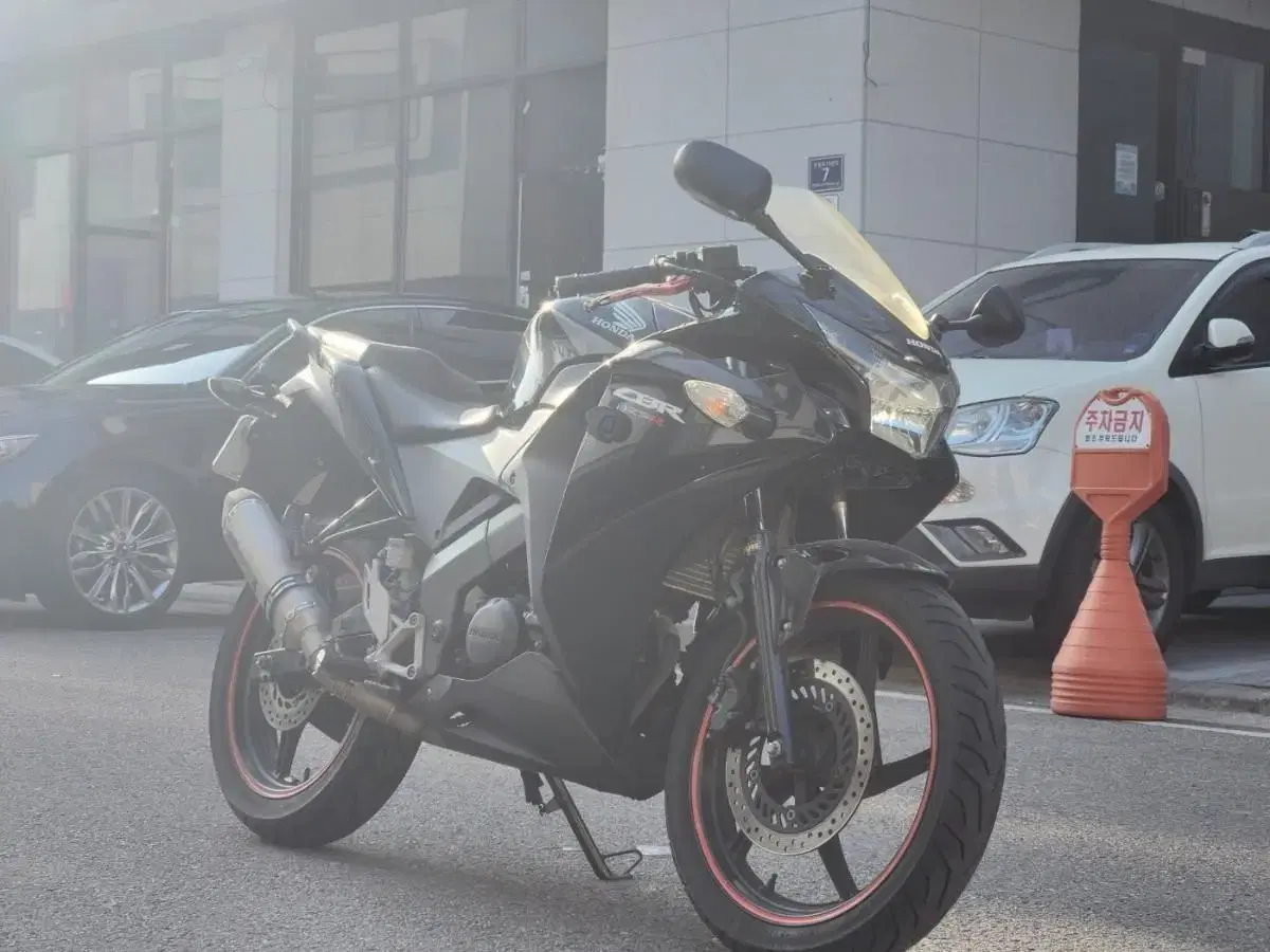 혼다 CBR125r  15년식 2만키로때 150만원 판매합니다