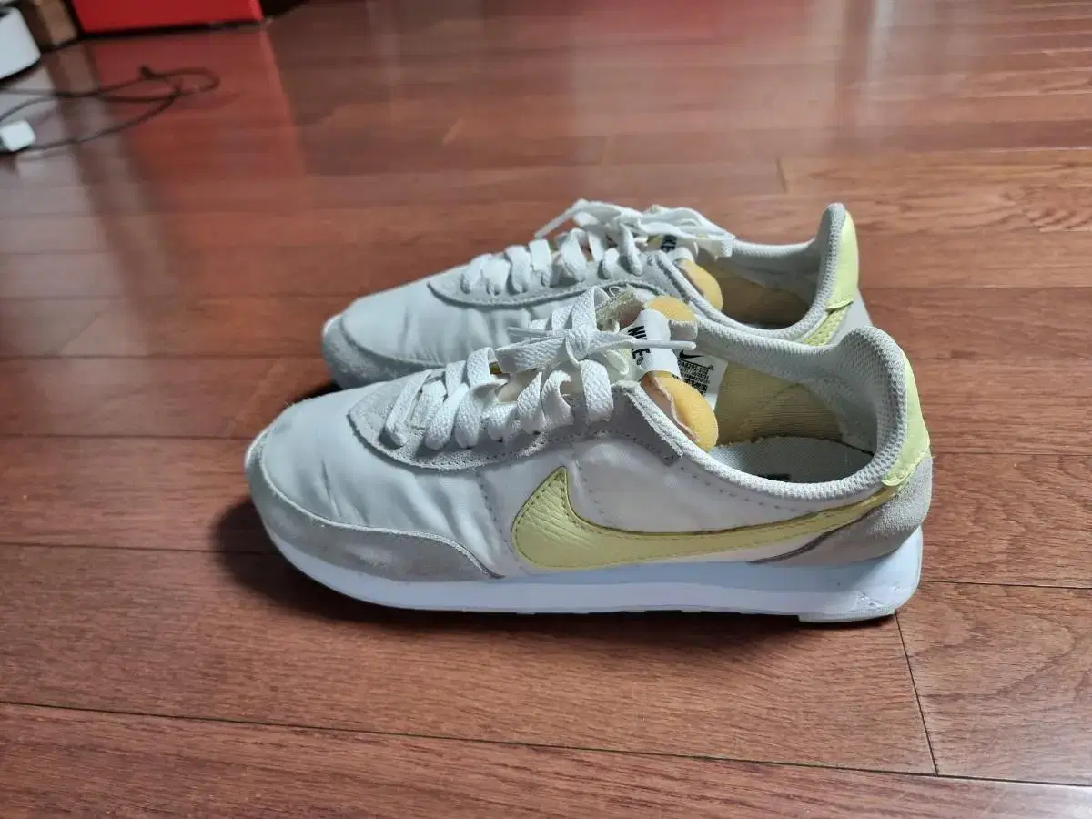 Nike Waffle Trainer 2 White Lemon Pastel 245