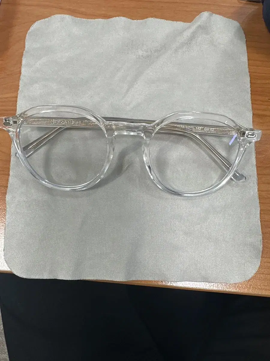 Glasses that block bloo light Transparent horn-rimmed glasses
